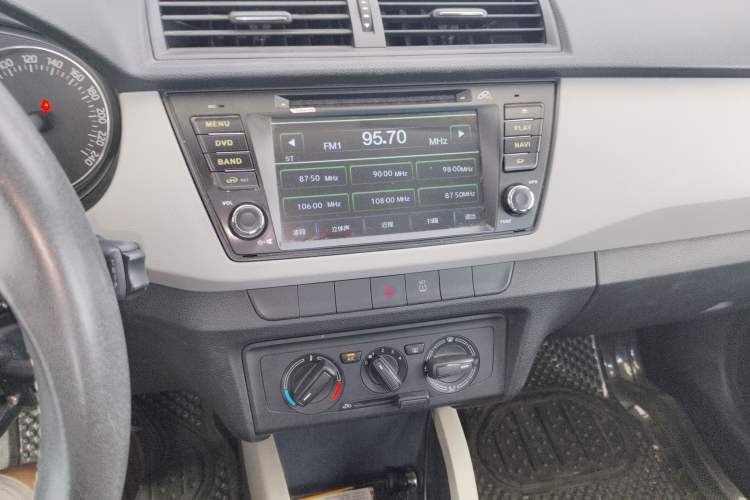 Used Skoda Fabia 2015 1.6L Automatic Sport Edition Audio And AC Panel