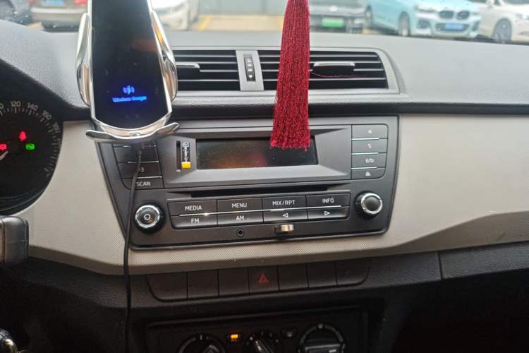 Used Skoda Fabia 2015 1.4L Automatic Front-Drive Model Audio And AC Panel