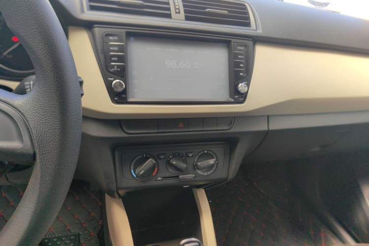 Used Skoda Fabia 2015 1.4L Automatic Chuanxing Edition Audio And AC Panel