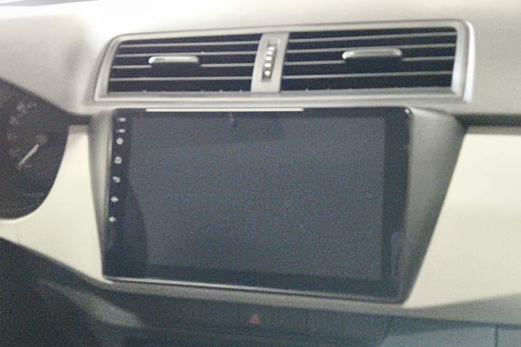 Used Skoda Fabia 2015 1.4L Automatic Front-Drive Model Audio And AC Panel