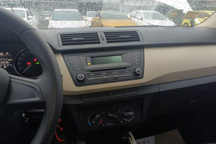Used Skoda Fabia 2015 1.4L Automatic Chuanxing Edition Audio And AC Panel