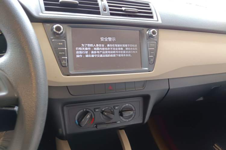 Used Skoda Fabia 2015 1.6L Automatic Chuanxing Edition Audio And AC Panel