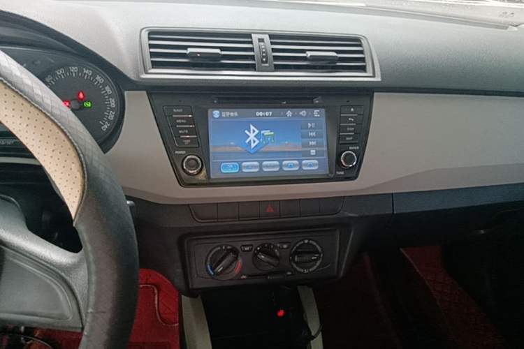 Used Skoda Fabia 2015 1.4L Automatic Front-Drive Model Audio And AC Panel