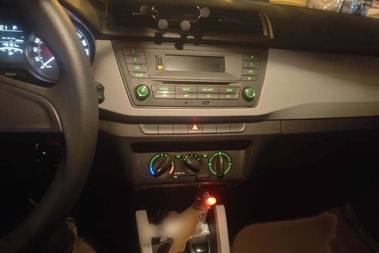 Used Skoda Fabia 2015 1.4L Automatic Chuanxing Edition Audio And AC Panel