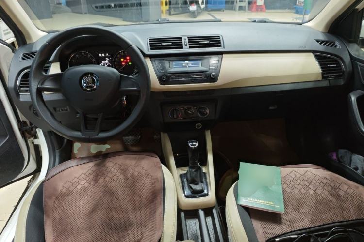 Used Skoda Fabia 2015 1.6L Automatic Chuanxing Edition Center Console