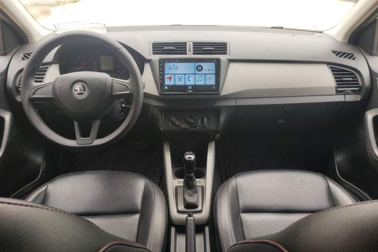 Used Skoda Fabia 2015 1.4L Automatic Front-Drive Model Center Console