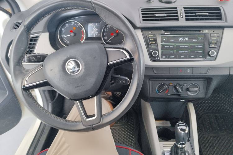 Used Skoda Fabia 2015 1.6L Automatic Sport Edition Center Console