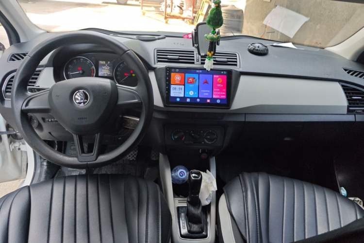Used Skoda Fabia 2015 1.4L Automatic Chuanxing Edition Center Console