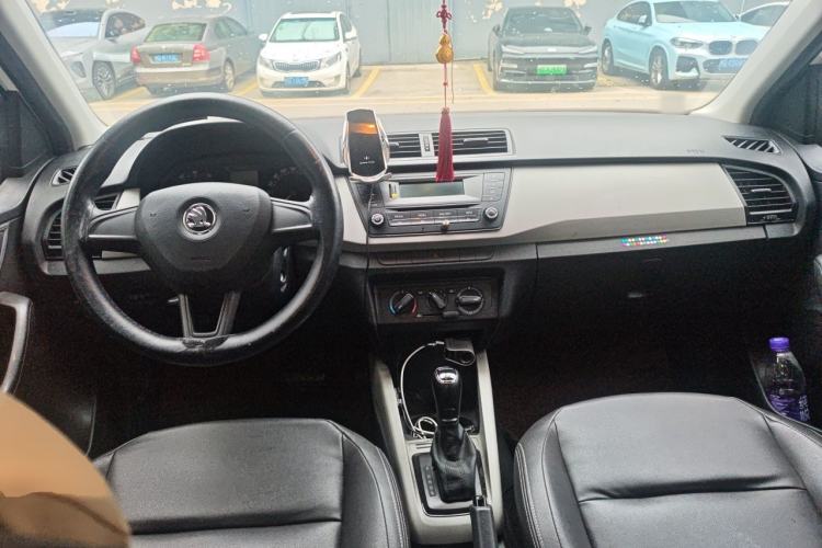 Used Skoda Fabia 2015 1.4L Automatic Front-Drive Model Center Console
