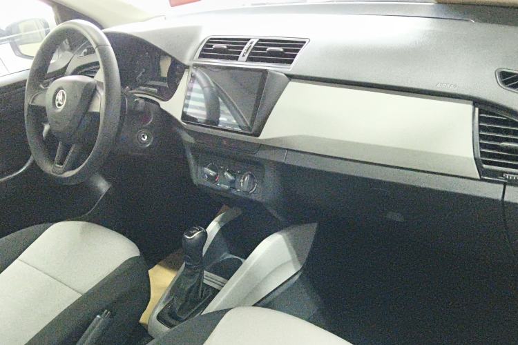 Used Skoda Fabia 2015 1.4L Automatic Front-Drive Model Center Console