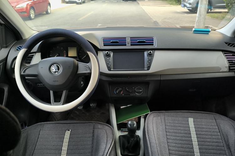 Used Skoda Fabia 2015 1.4L Manual Front-Wheel Drive Model Center Console