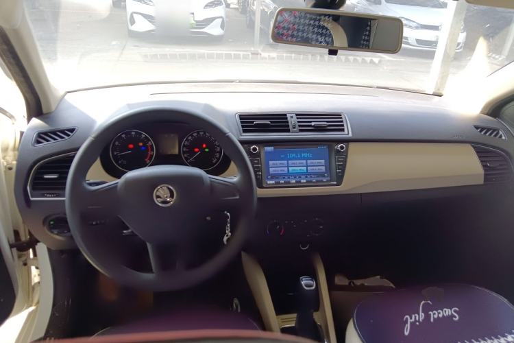 Used Skoda Fabia 2015 1.6L Automatic Chuanxing Edition Center Console