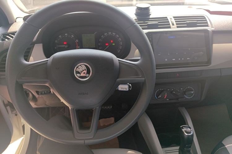 Used Skoda Fabia 2015 1.4L Automatic Front-Drive Model Center Console