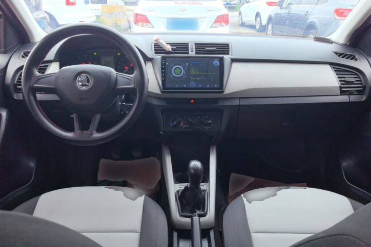Used Skoda Fabia 2015 1.4L Manual Front-Wheel Drive Model Center Console