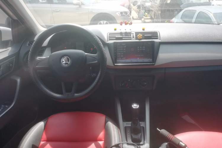 Used Skoda Fabia 2015 1.4L Automatic Front-Drive Model Center Console