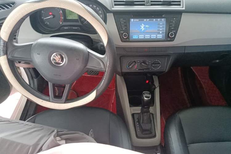 Used Skoda Fabia 2015 1.4L Automatic Front-Drive Model Center Console