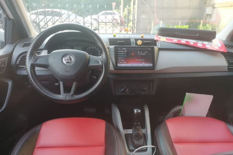 Used Skoda Fabia 2015 1.4L Automatic Front-Drive Model Center Console
