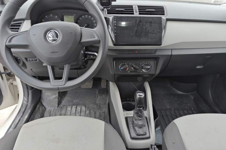 Used Skoda Fabia 2015 1.4L Automatic Front-Drive Model Center Console