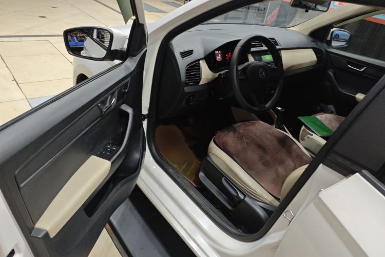 Used Skoda Fabia 2015 1.6L Automatic Chuanxing Edition Driver Seat