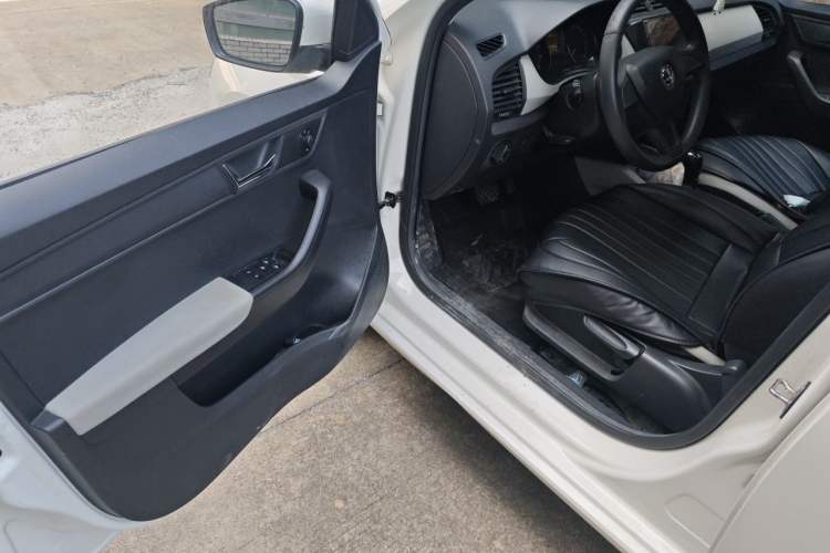 Used Skoda Fabia 2015 1.4L Automatic Chuanxing Edition Driver Seat