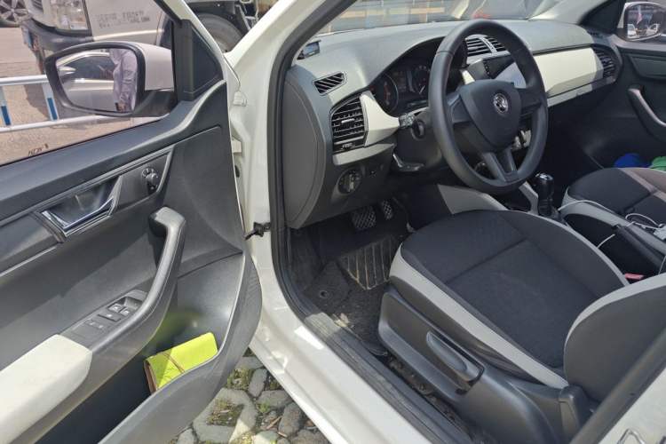 Used Skoda Fabia 2015 1.4L Automatic Chuanxing Edition Driver Seat