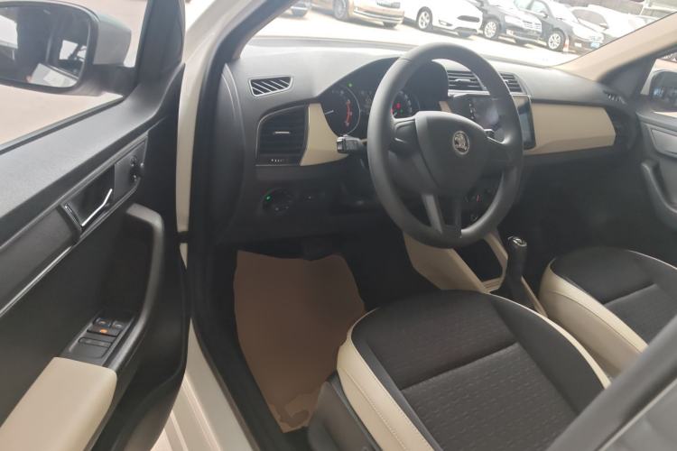 Used Skoda Fabia 2015 1.6L Automatic Chuanxing Edition Driver Seat