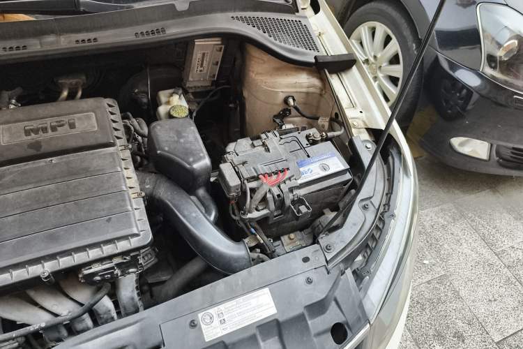 Used Skoda Fabia 2015 1.4L Manual Front-Wheel Drive Model Engine Bay Left