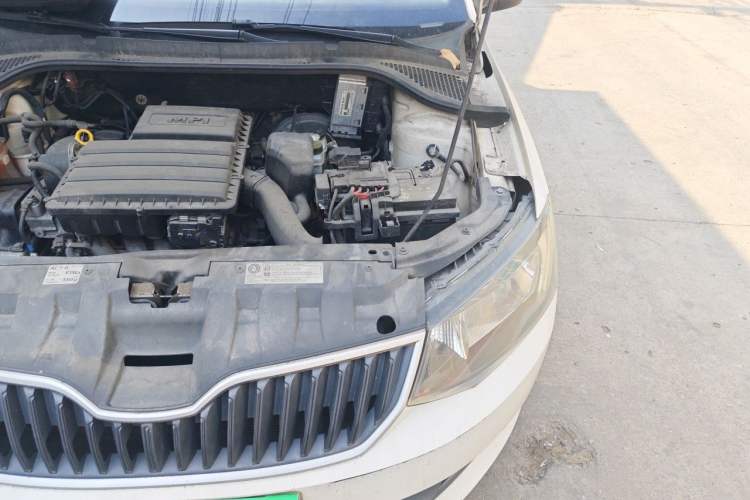 Used Skoda Fabia 2015 1.4L Manual Front-Wheel Drive Model Engine Bay Left