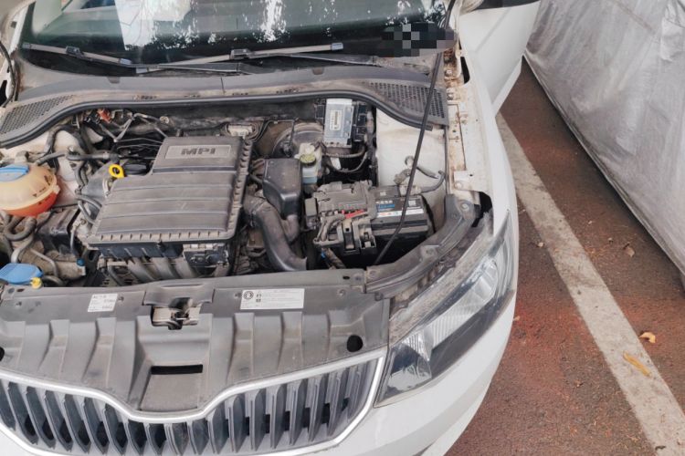 Used Skoda Fabia 2015 1.4L Manual Front-Wheel Drive Model Engine Bay Left