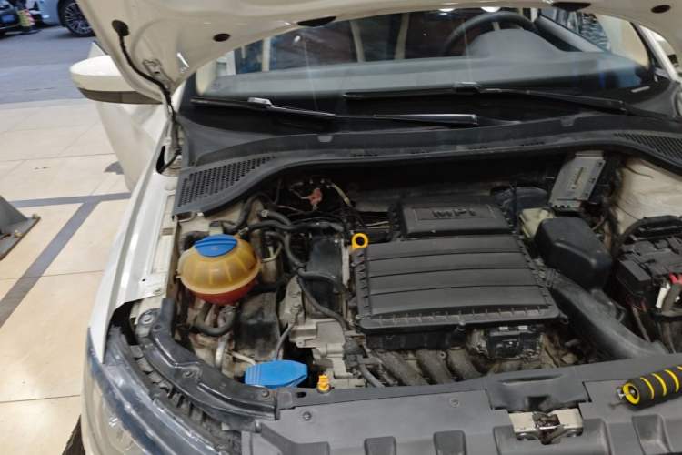 Used Skoda Fabia 2015 1.6L Automatic Chuanxing Edition Engine Bay Right