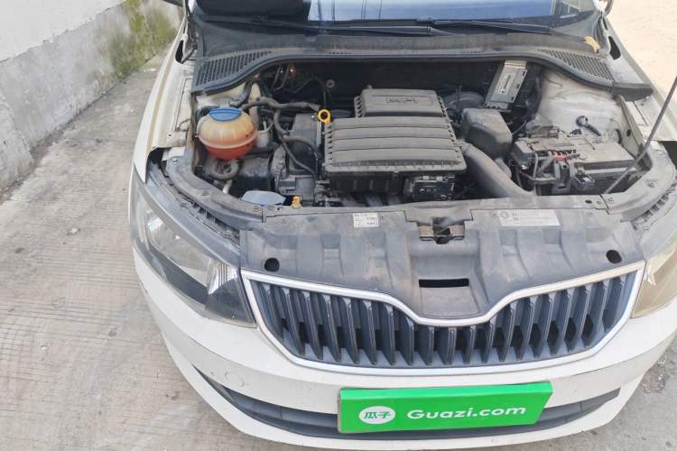 Used Skoda Fabia 2015 1.4L Manual Front-Wheel Drive Model Engine Bay Right