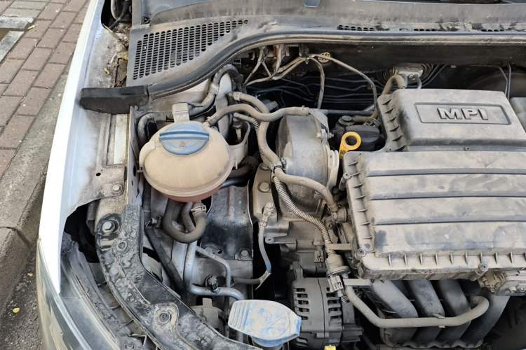 Used Skoda Fabia 2015 1.4L Manual Front-Wheel Drive Model Engine Bay Right