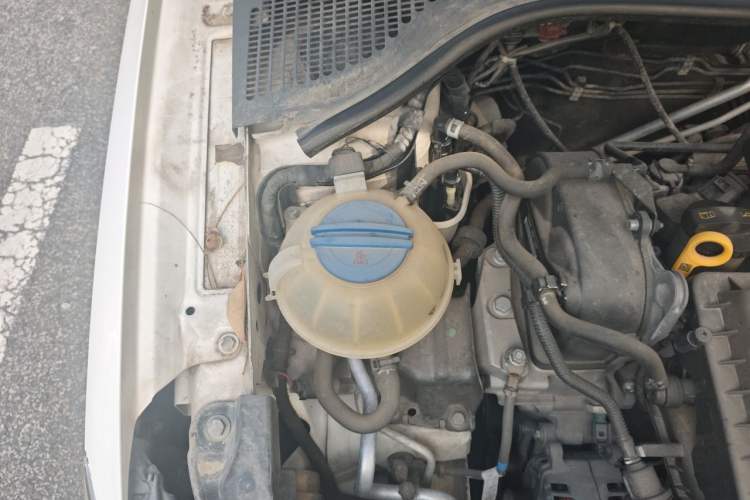 Used Skoda Fabia 2015 1.4L Manual Front-Wheel Drive Model Engine Bay Right