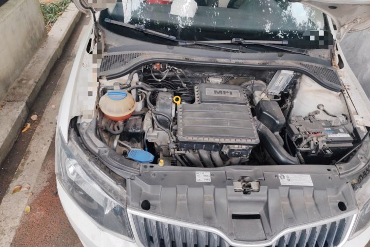 Used Skoda Fabia 2015 1.4L Manual Front-Wheel Drive Model Engine Bay Right