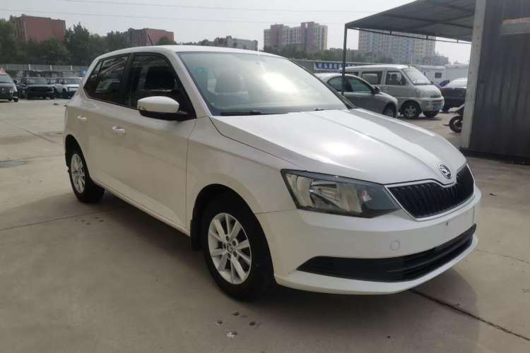 Used Skoda Fabia 2015 1.4L Manual Front-Wheel Drive Model Exterior 2