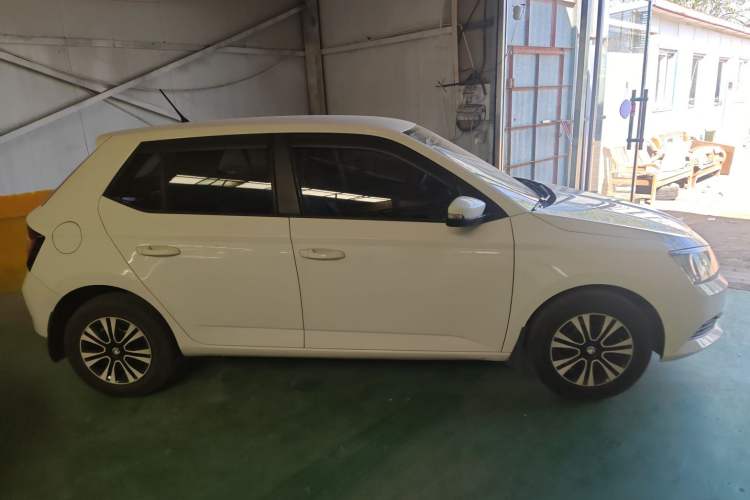 Used Skoda Fabia 2015 1.4L Automatic Front-Drive Model Exterior 2