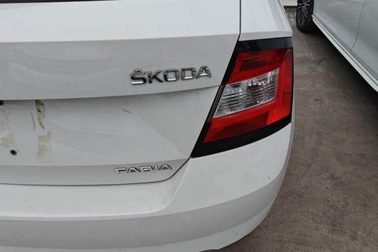Used Skoda Fabia 2015 1.4L Automatic Front-Drive Model Exterior 2