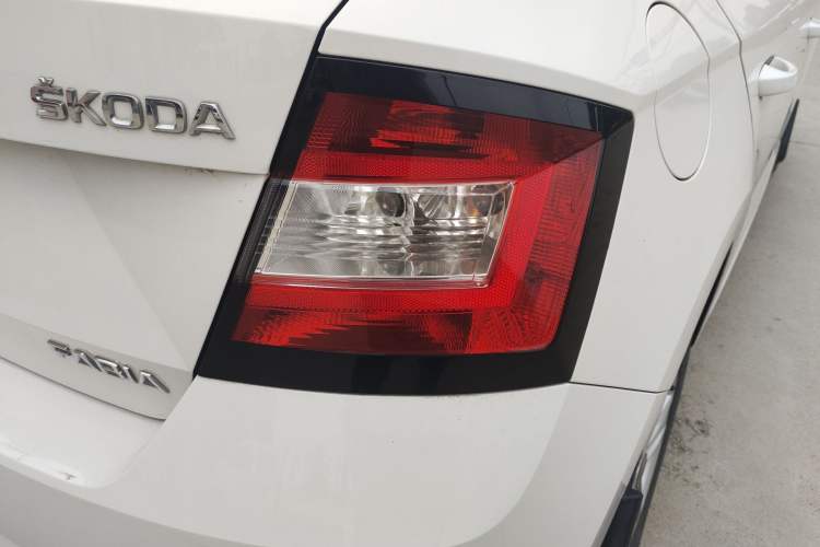 Used Skoda Fabia 2015 1.4L Automatic Front-Drive Model Exterior 3