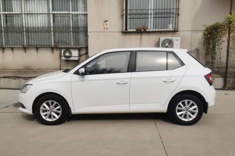 Used Skoda Fabia 2015 1.4L Manual Front-Wheel Drive Model Exterior 3