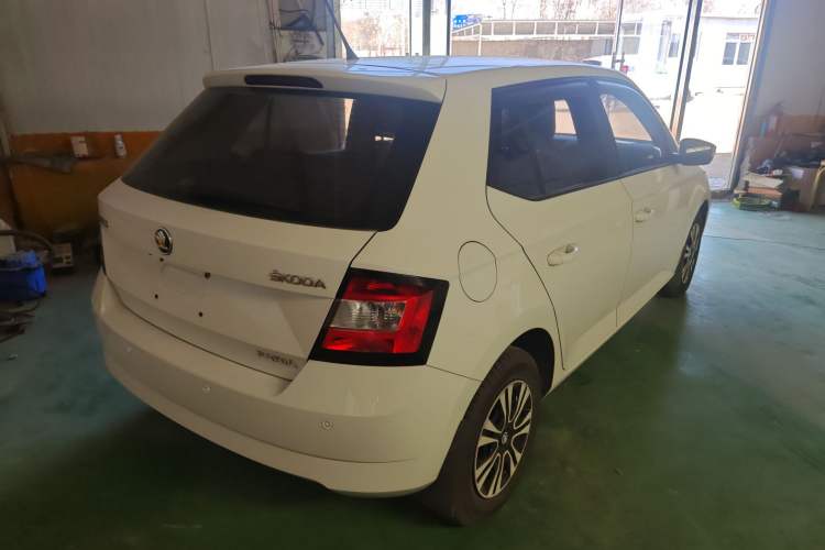 Used Skoda Fabia 2015 1.4L Automatic Front-Drive Model Exterior 3