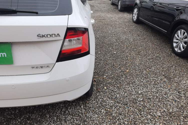 Used Skoda Fabia 2015 1.4L Manual Front-Wheel Drive Model Exterior 3