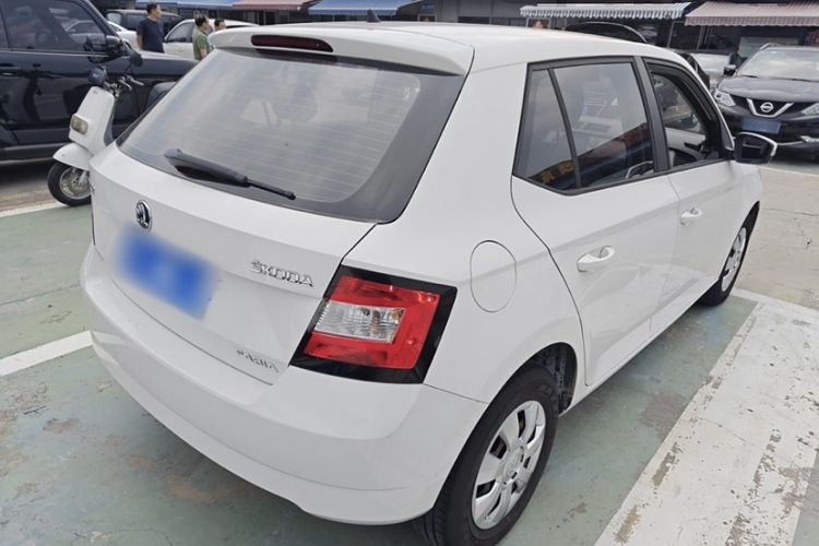 Used Skoda Fabia 2015 1.4L Automatic Front-Drive Model Exterior 3