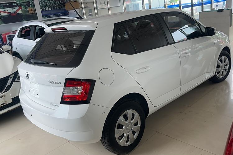Used Skoda Fabia 2015 1.4L Manual Front-Wheel Drive Model Exterior 3