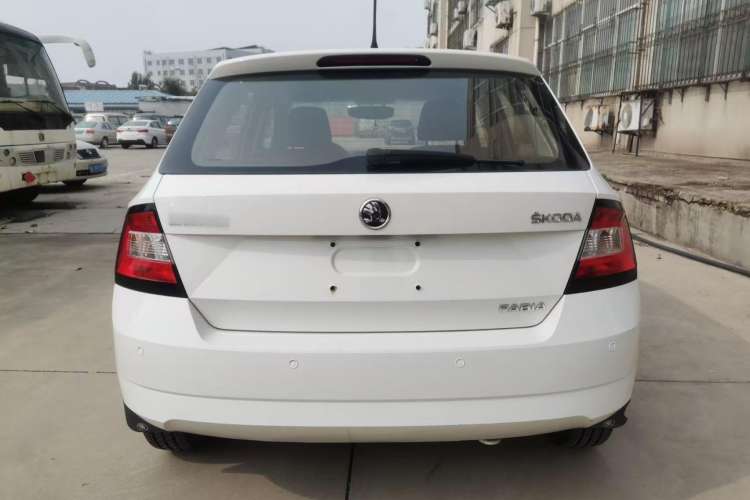 Used Skoda Fabia 2015 1.4L Manual Front-Wheel Drive Model Exterior 4