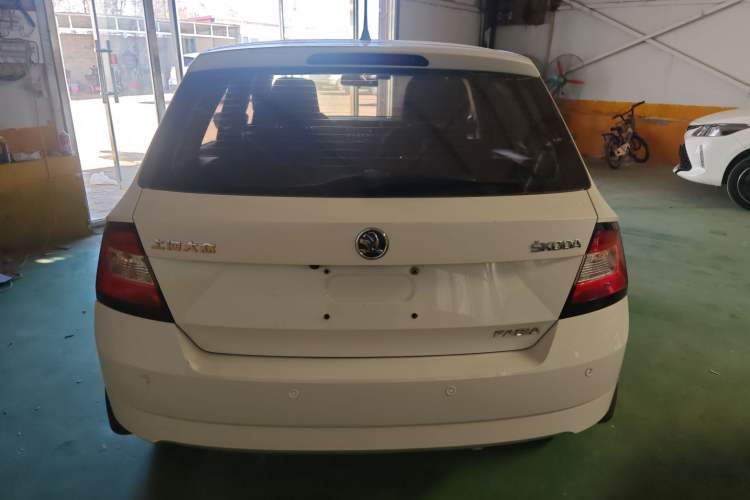 Used Skoda Fabia 2015 1.4L Automatic Front-Drive Model Exterior 4