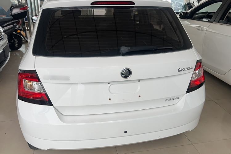 Used Skoda Fabia 2015 1.4L Manual Front-Wheel Drive Model Exterior 4