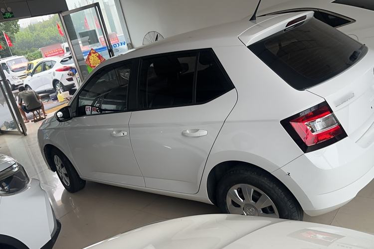 Used Skoda Fabia 2015 1.4L Manual Front-Wheel Drive Model Exterior 5