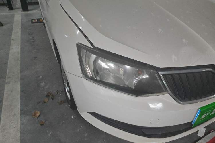 Used Skoda Fabia 2015 1.4L Manual Front-Wheel Drive Model Exterior 6