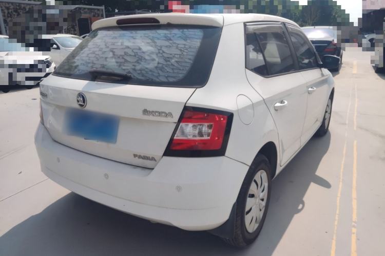 Used Skoda Fabia 2015 1.4L Manual Front-Wheel Drive Model Exterior 7
