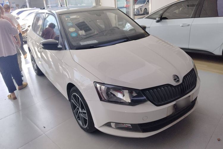 Used Skoda Fabia 2015 1.6L Automatic Sport Edition Front Right 45 Deg